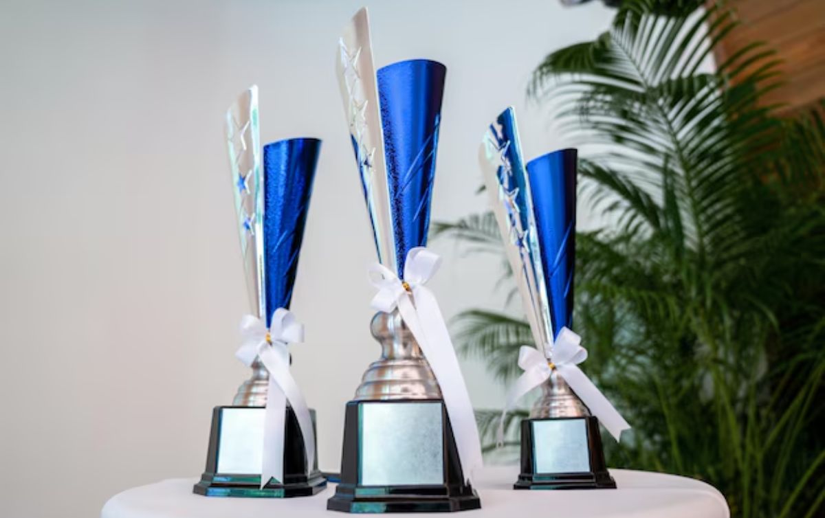 Customized Acrylic Trophies Suppliers in Dubai