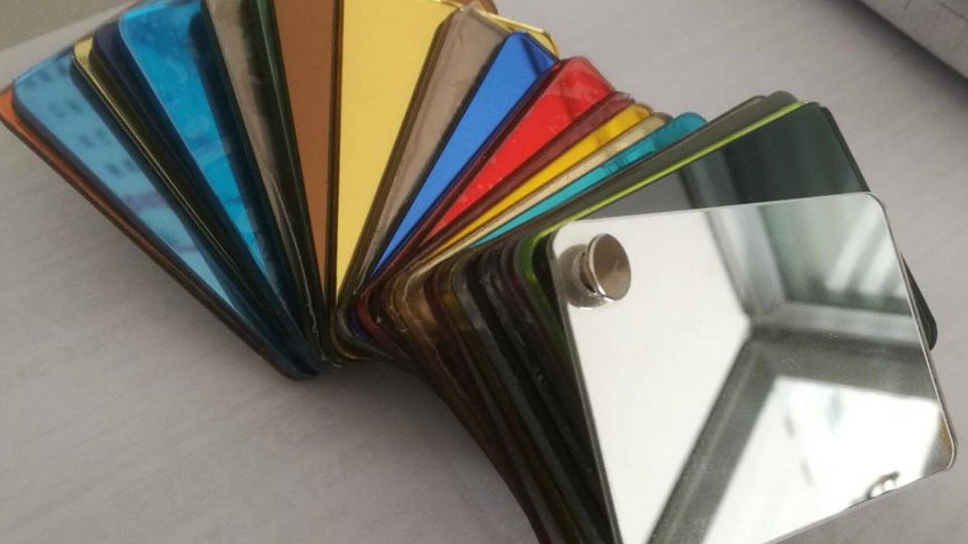 What Are the Benefits of Using Mirror Acrylic Sheets 